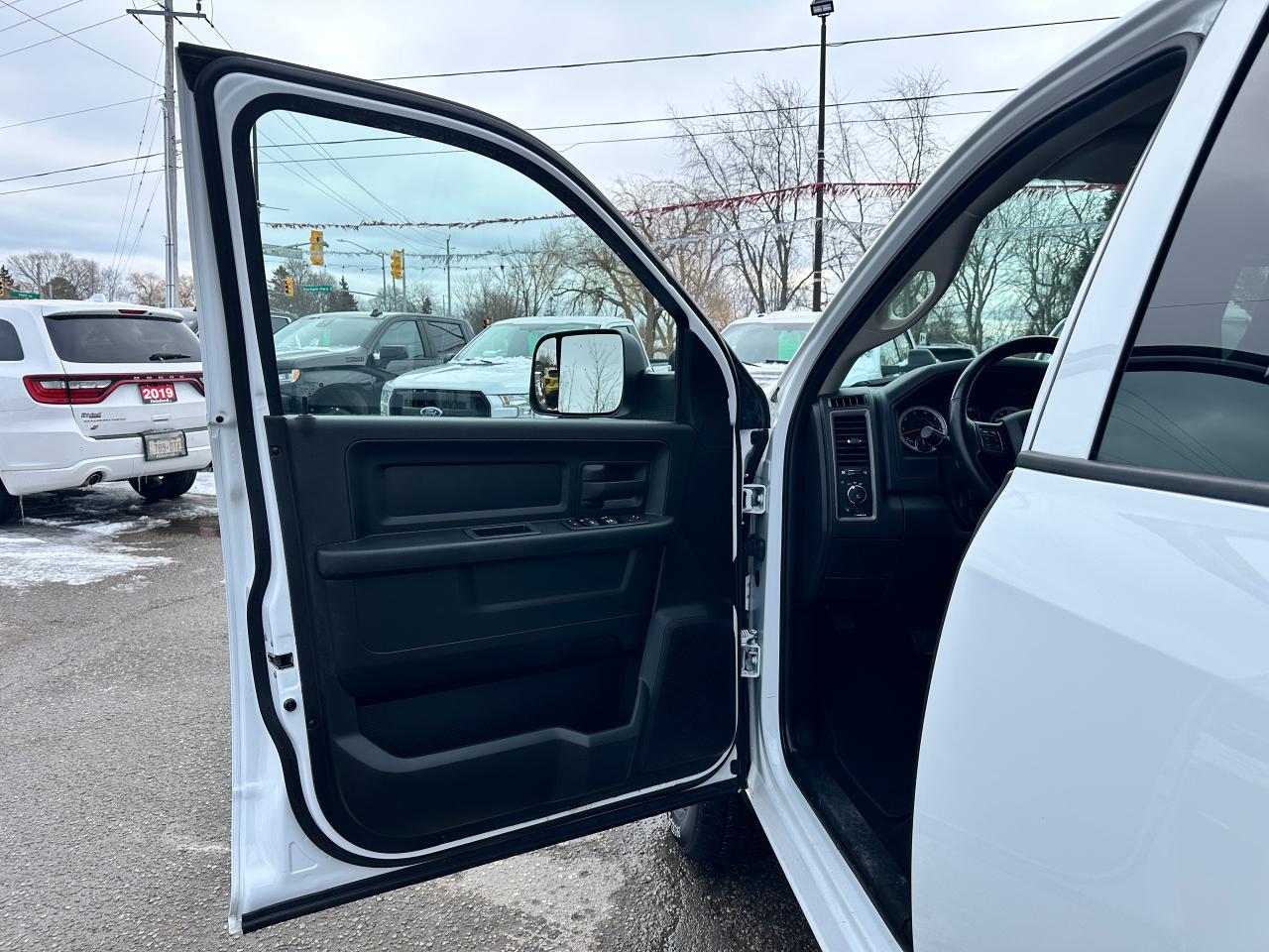 2022 RAM 1500 Classic Express4X4 Crew 5.7L HTD Cloth FM/XM CarPlay RvCam Photo