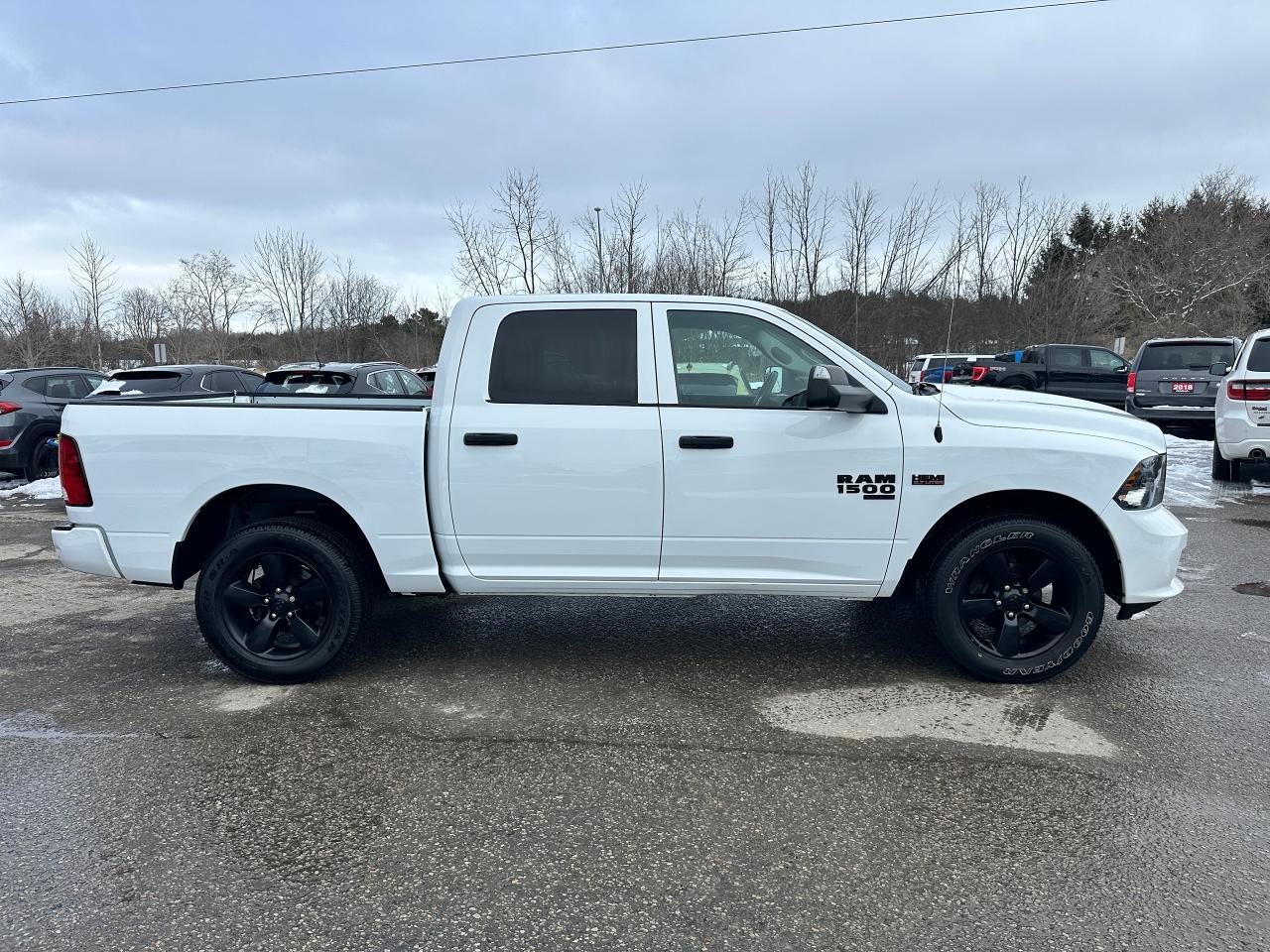 2022 RAM 1500 Classic Express4X4 Crew 5.7L HTD Cloth FM/XM CarPlay RvCam Photo