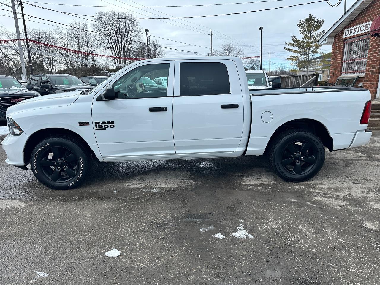 2022 RAM 1500 Classic Express4X4 Crew 5.7L HTD Cloth FM/XM CarPlay RvCam Photo