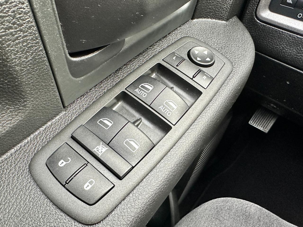 2022 RAM 1500 Classic Express4X4 Crew 5.7L HTD Cloth FM/XM CarPlay RvCam Photo