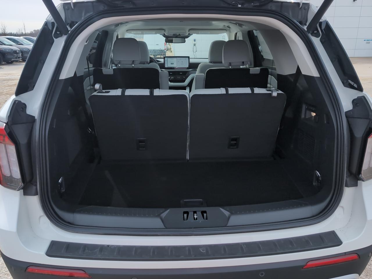 2026 Ford Explorer Platinum 4WD Photo