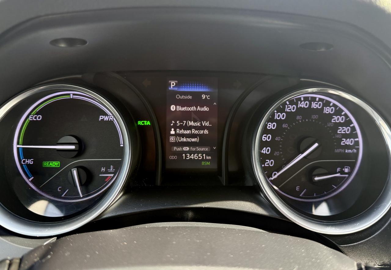 2018 Toyota Camry HYBRID FINANCING AVAILABLE Photo11