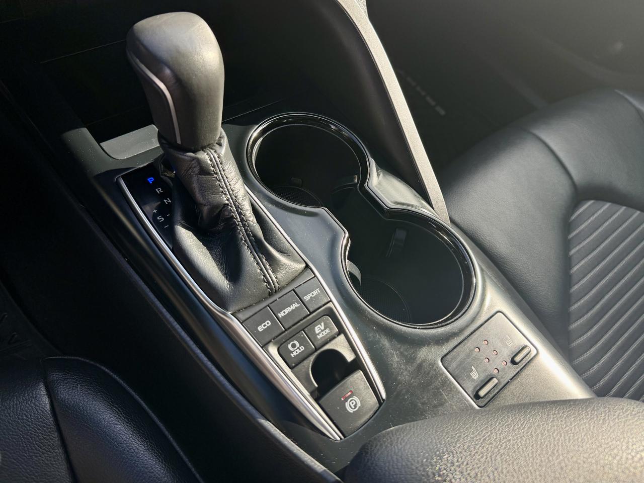 2018 Toyota Camry HYBRID FINANCING AVAILABLE Photo12