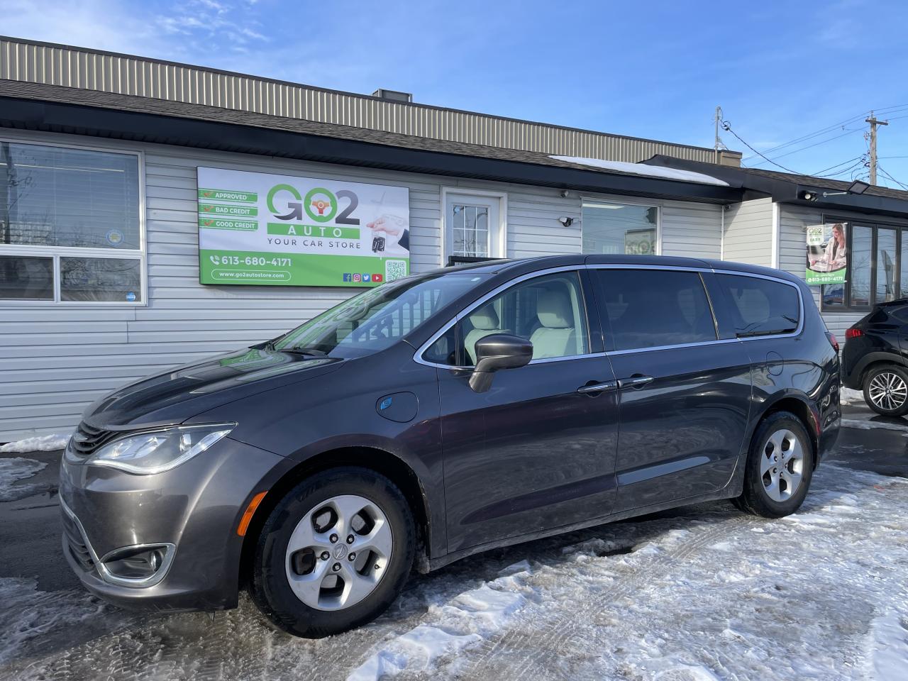 2018 Chrysler Pacifica Hybrid Touring Plus Photo3