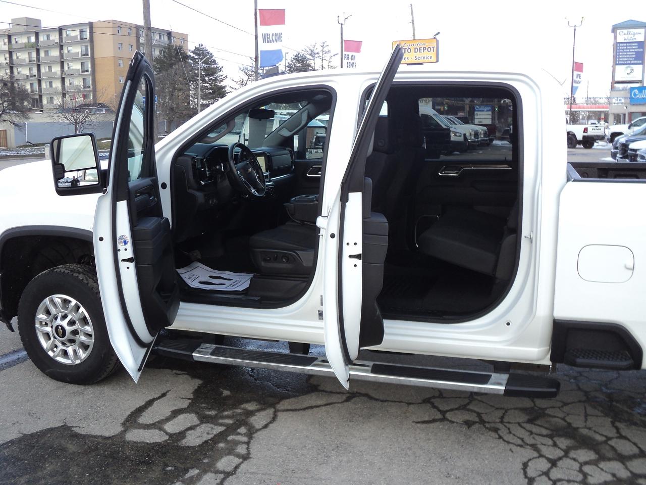 2025 Chevrolet Silverado 2500 HD LT CrewCab 4WD 6.6L8cylDiesel 8ftBox NavHeatedS Photo