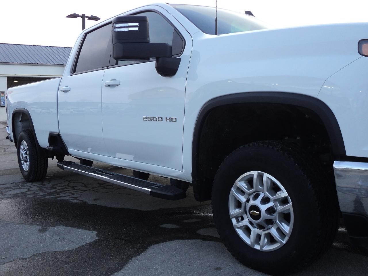 2025 Chevrolet Silverado 2500 HD LT CrewCab 4WD 6.6L8cylDiesel 8ftBox NavHeatedS Photo