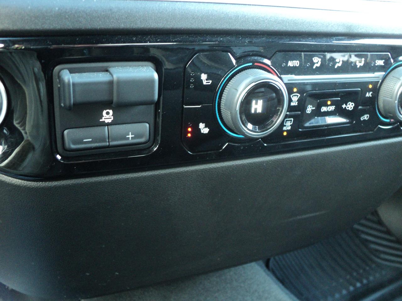 2025 Chevrolet Silverado 2500 HD LT CrewCab 4WD 6.6L8cylDiesel 8ftBox NavHeatedS Photo