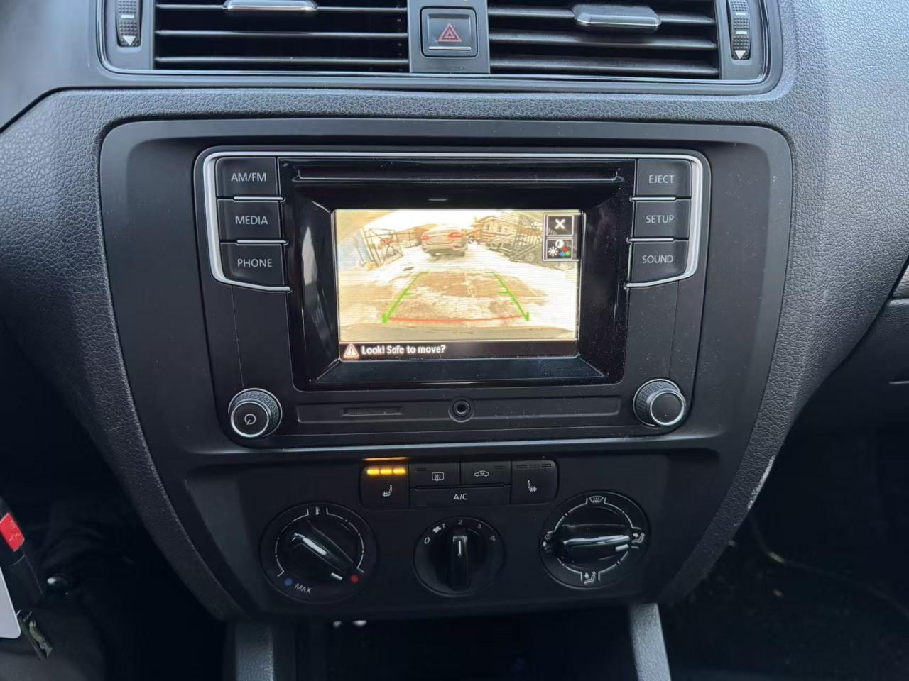 2016 Volkswagen Jetta 4dr 1.4 TSI Auto Trendline+ Photo