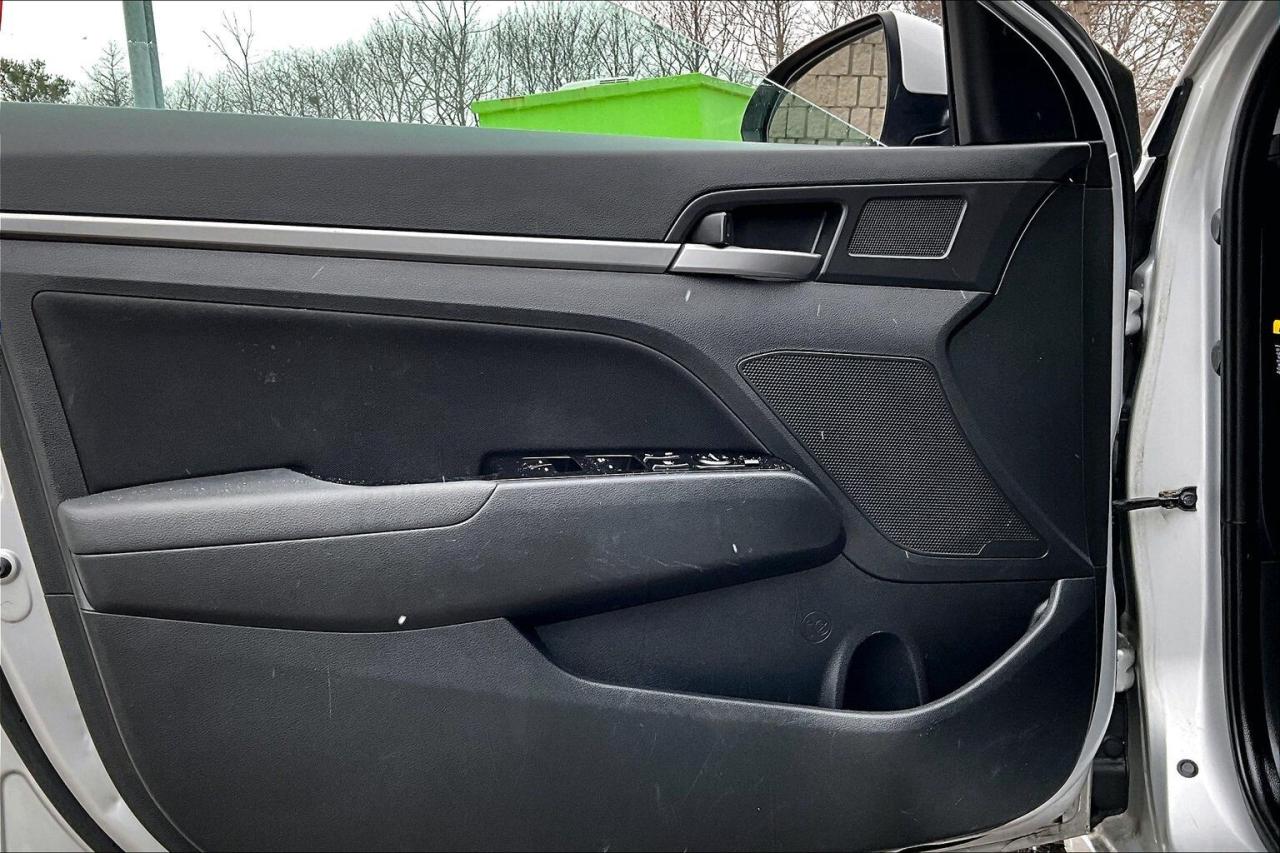 2017 Hyundai Elantra GL | HeatedSeats | BlindSpot | CarPlay | FWD Photo