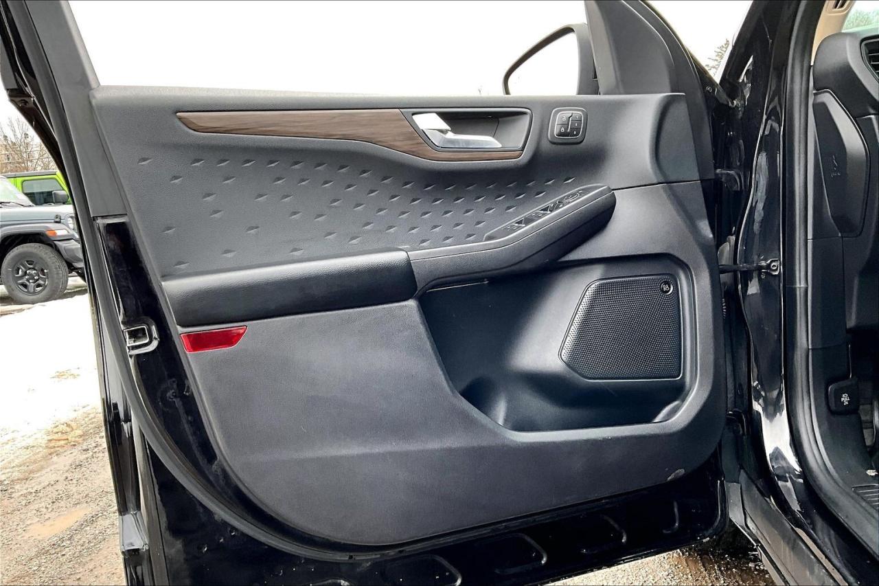 2020 Ford Escape Titanium | Heated Leather | Panoroof | AWD Photo