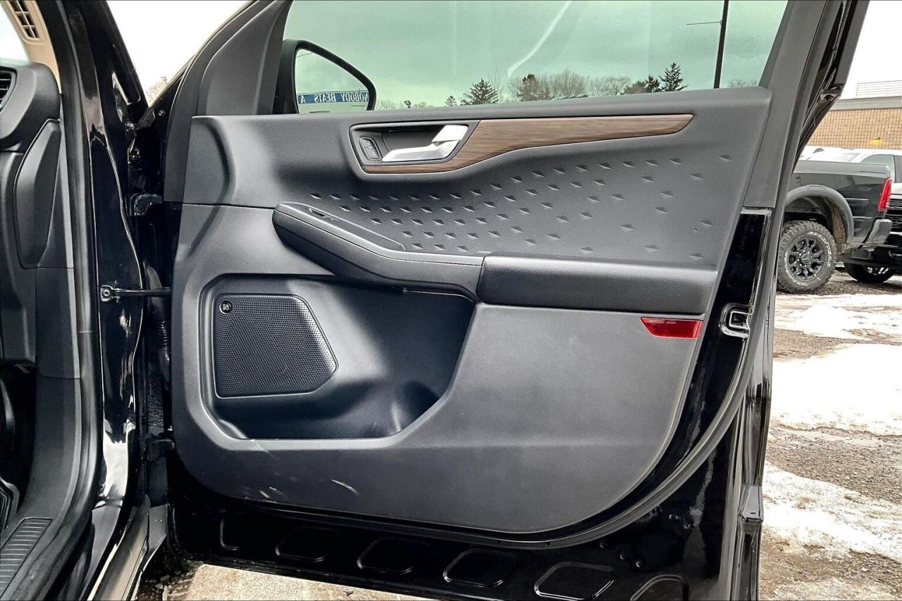 2020 Ford Escape Titanium | Heated Leather | Panoroof | AWD Photo