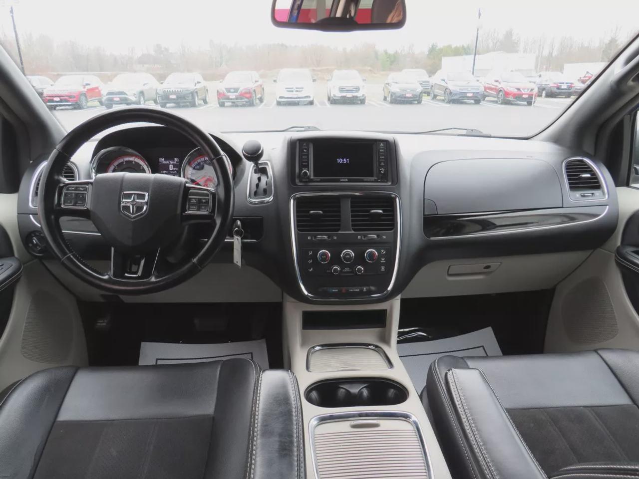 2019 Dodge Grand Caravan SXT Premium Plus | Clean Title | No Accidents  | 7 Passenger | DVD | Tints | Alloy Rims | Trailer Hitch | Leather Trim | Photo4