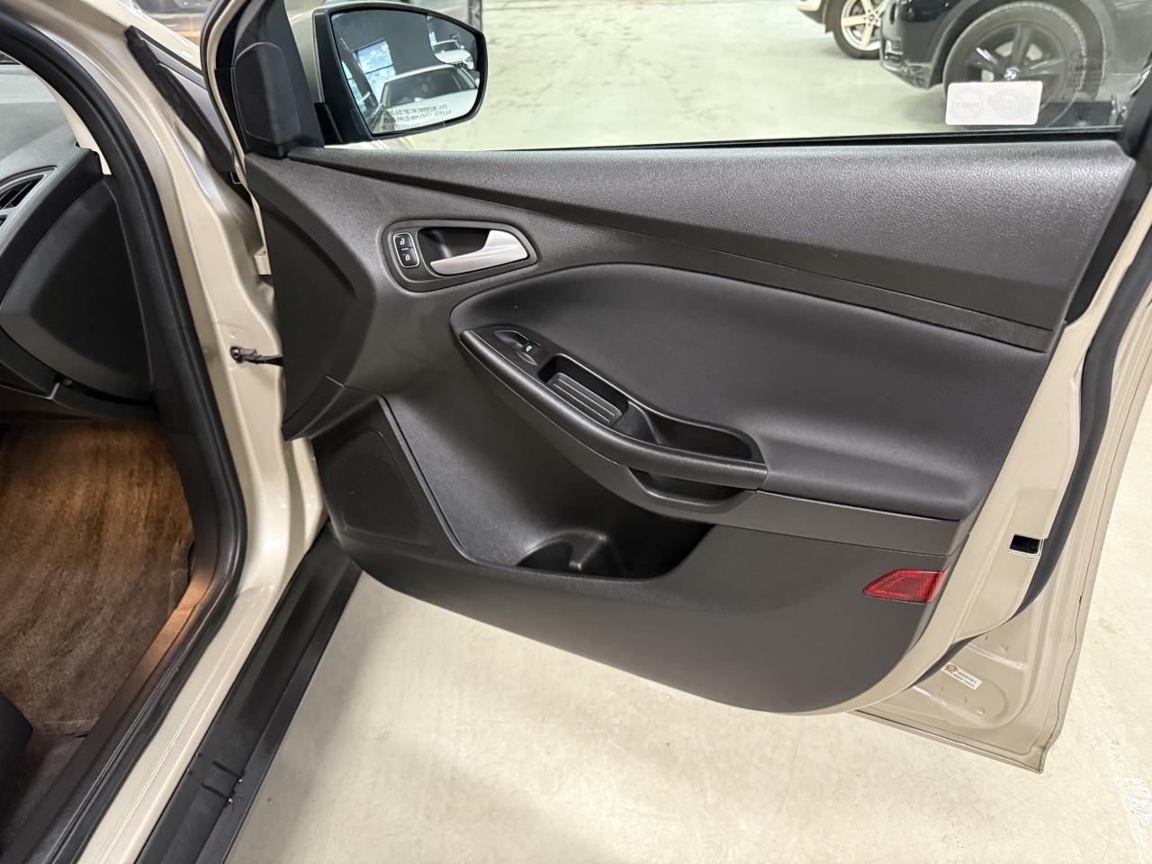 2017 Ford Focus 5DR HB SE Photo