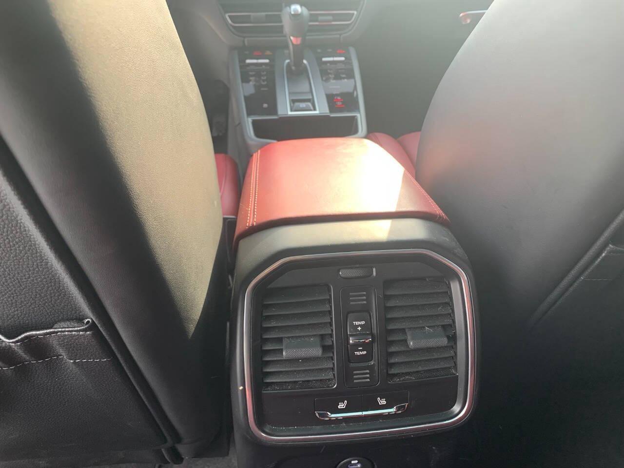 2022 Porsche Macan AWD Photo