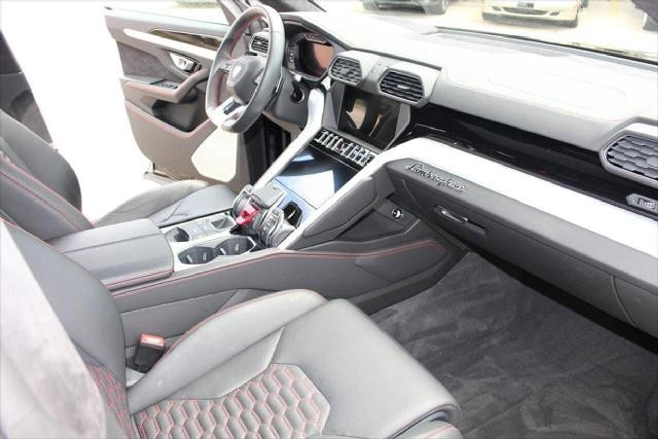 2019 Lamborghini Urus  Photo1
