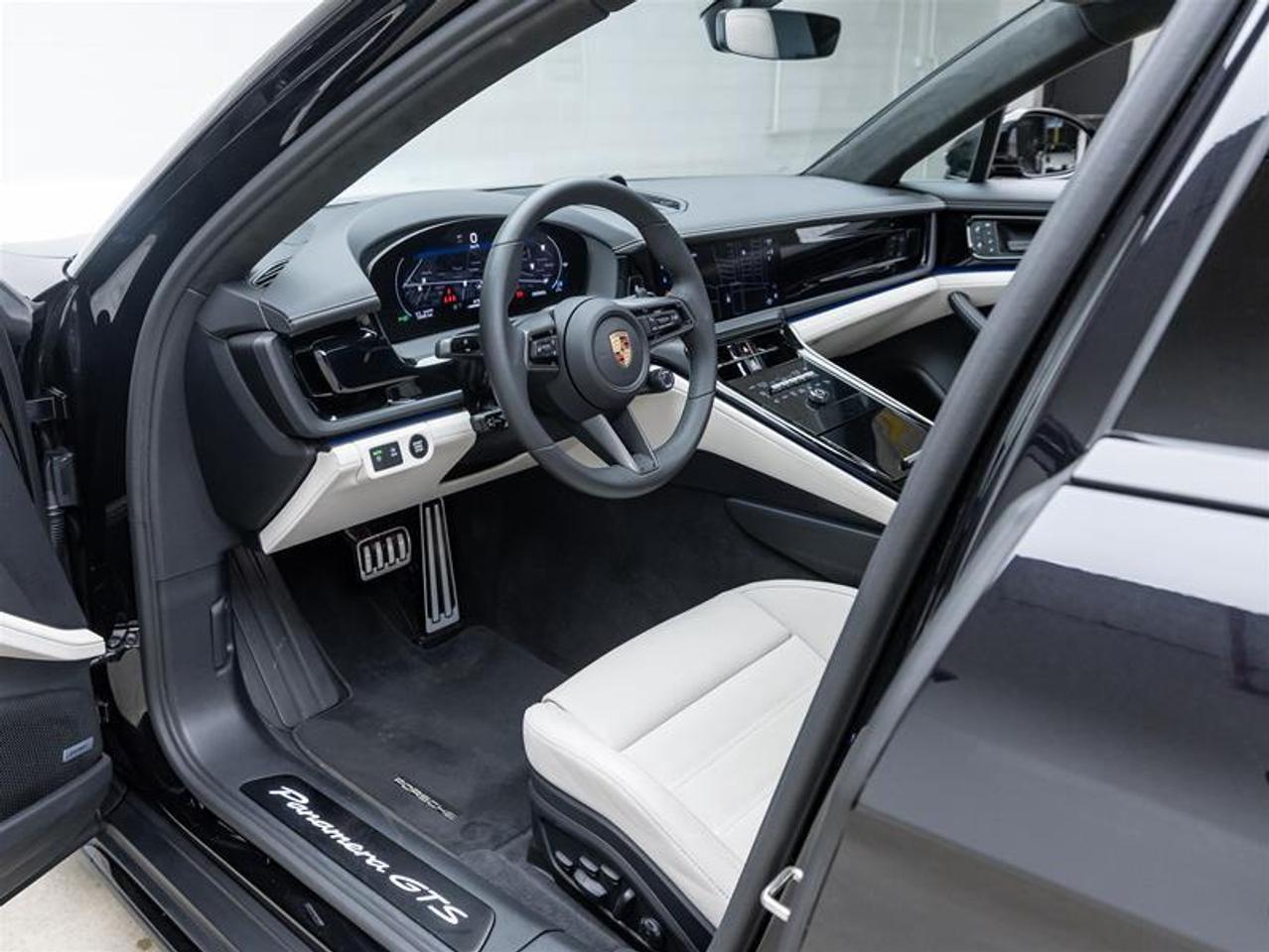 2025 Porsche Panamera  Photo