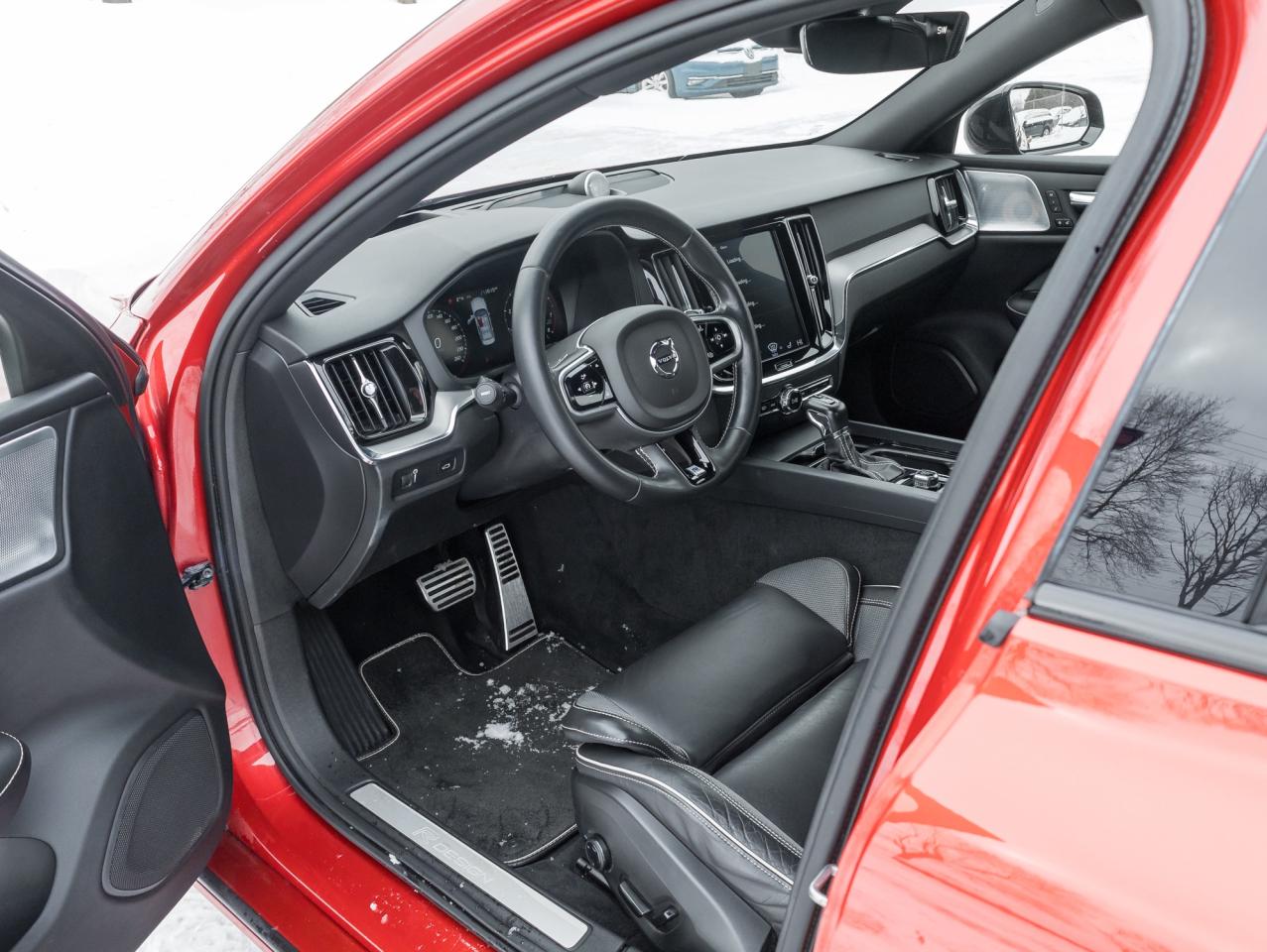 2019 Volvo S60 T6 AWD R-Design  LOW MILEAGE  TRADE IN  B& WILKINS Photo