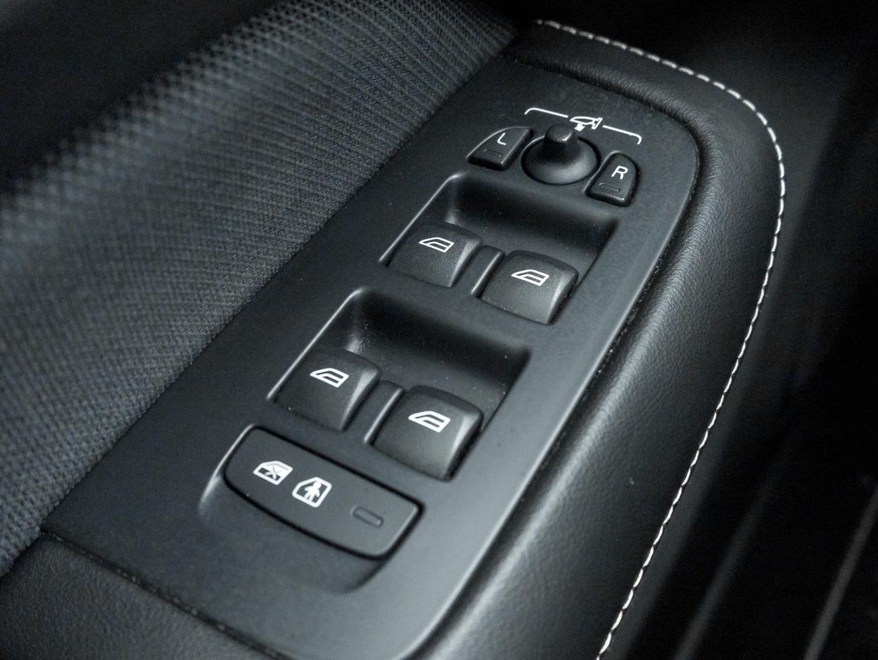 2019 Volvo S60 T6 AWD R-Design  LOW MILEAGE  TRADE IN  B& WILKINS Photo