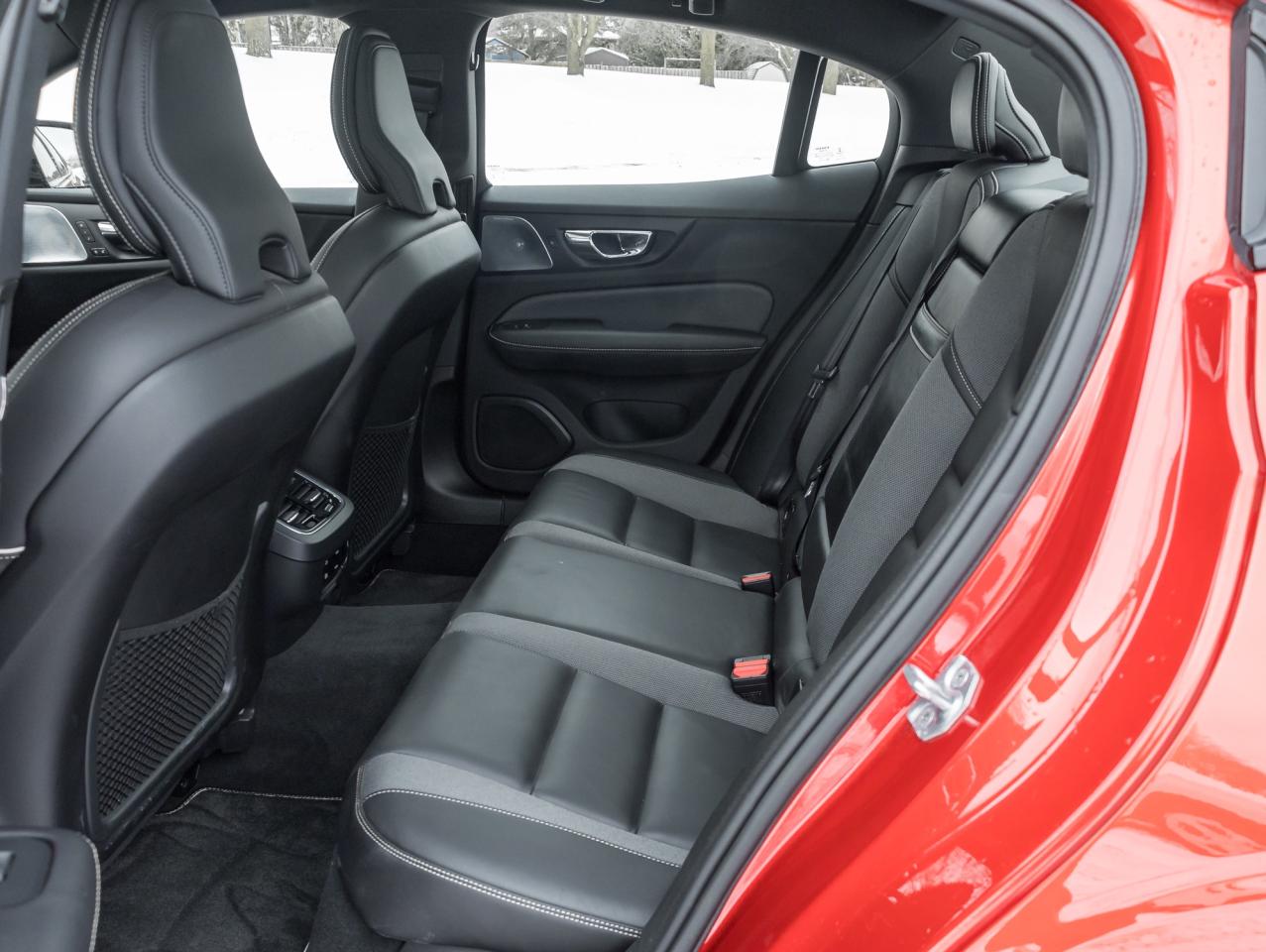 2019 Volvo S60 T6 AWD R-Design  LOW MILEAGE  TRADE IN  B& WILKINS Photo