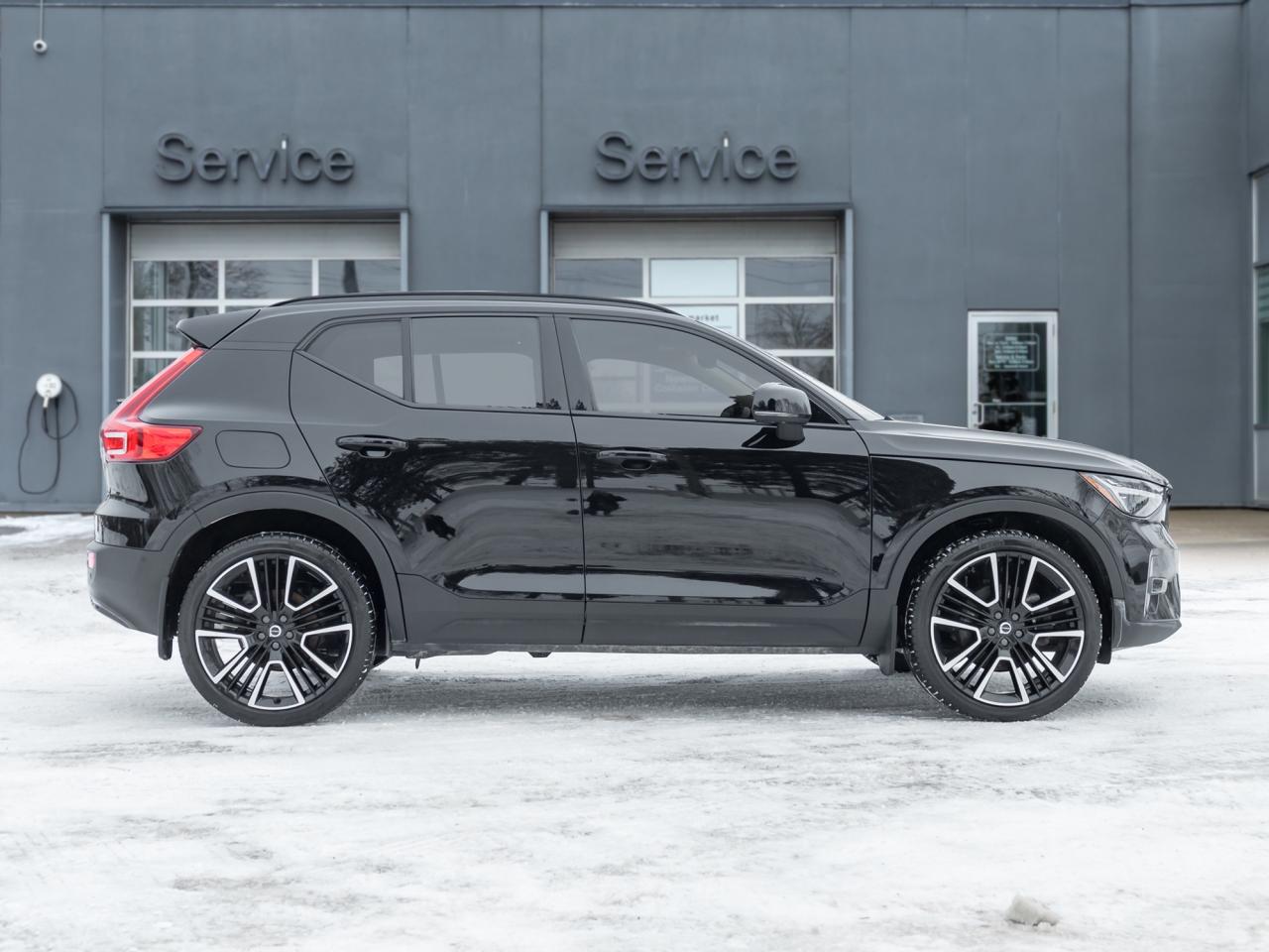 2024 Volvo XC40 B5 AWD Ultimate Dark Theme  TRADE IN  VOLVO CPO Photo