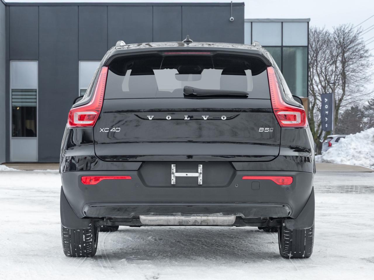 2024 Volvo XC40 B5 AWD Ultimate Dark Theme  TRADE IN  VOLVO CPO Photo