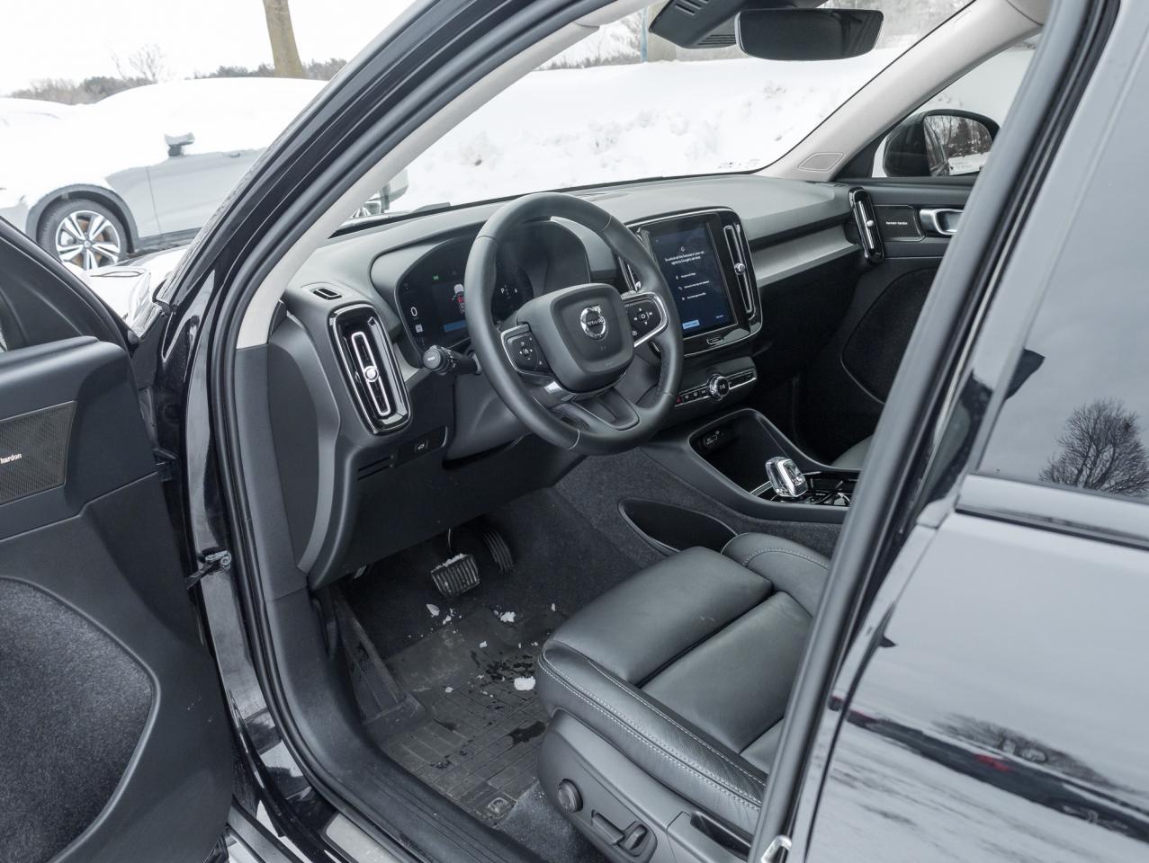 2024 Volvo XC40 B5 AWD Ultimate Dark Theme  TRADE IN  VOLVO CPO Photo