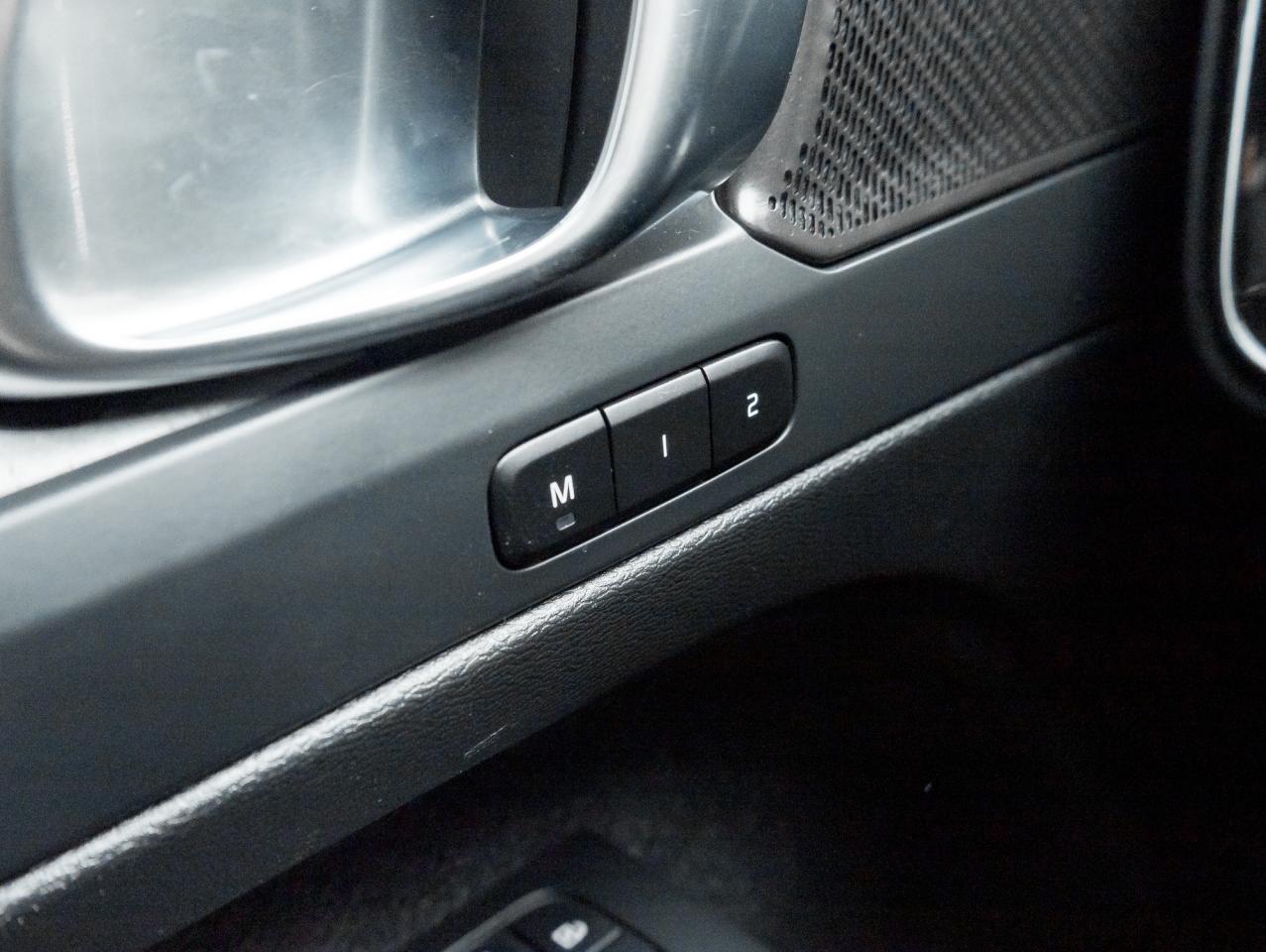 2024 Volvo XC40 B5 AWD Ultimate Dark Theme  TRADE IN  VOLVO CPO Photo