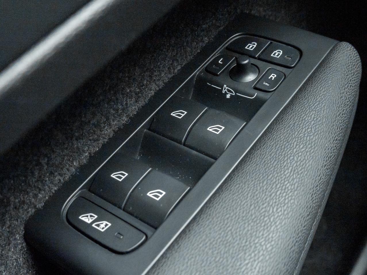 2024 Volvo XC40 B5 AWD Ultimate Dark Theme  TRADE IN  VOLVO CPO Photo