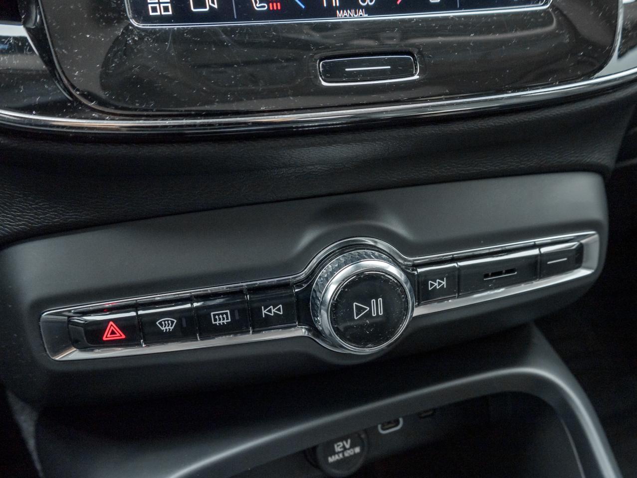 2024 Volvo XC40 B5 AWD Ultimate Dark Theme  TRADE IN  VOLVO CPO Photo