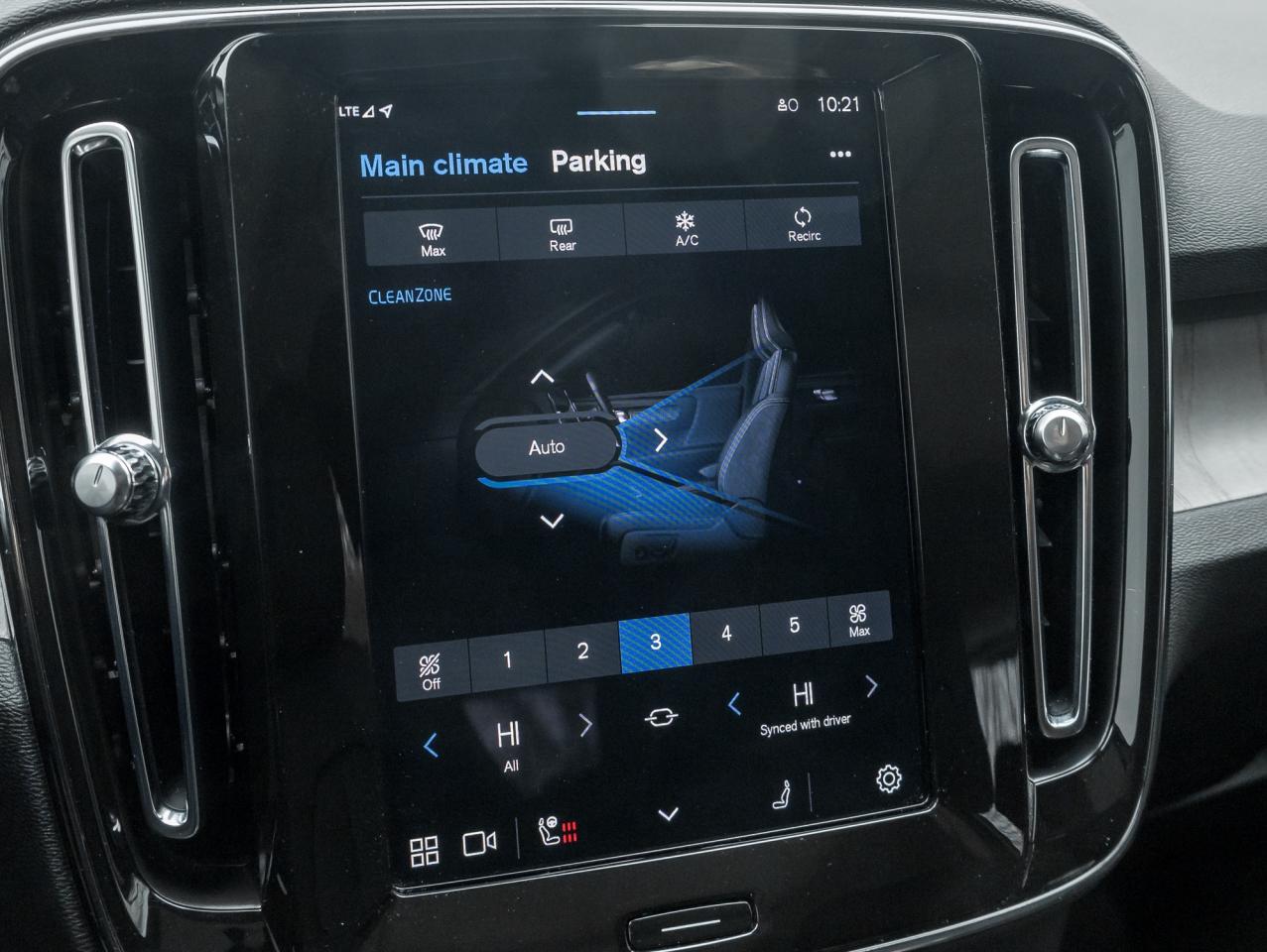 2024 Volvo XC40 B5 AWD Ultimate Dark Theme  TRADE IN  VOLVO CPO Photo