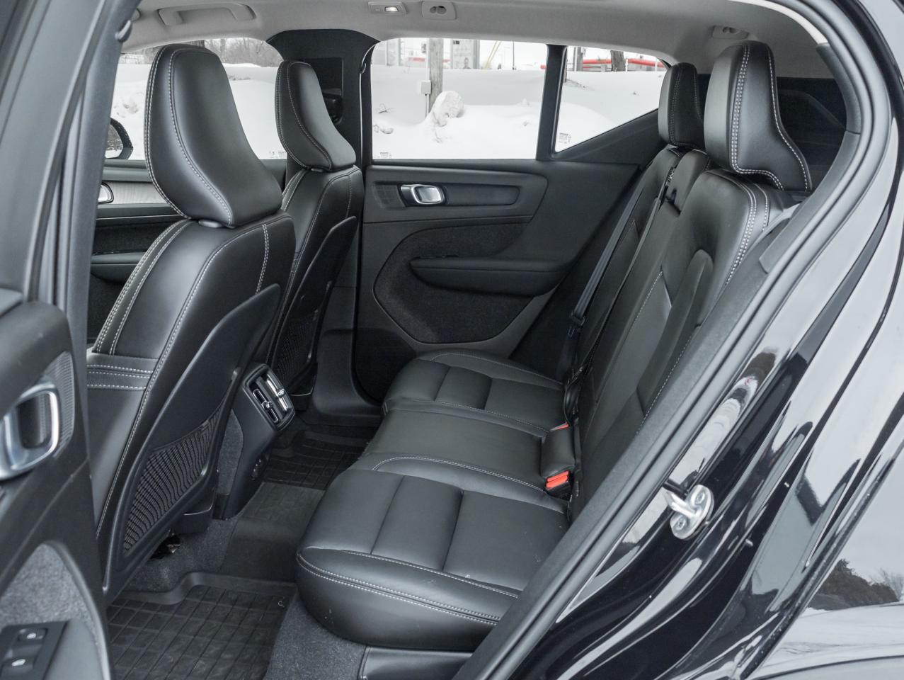 2024 Volvo XC40 B5 AWD Ultimate Dark Theme  TRADE IN  VOLVO CPO Photo