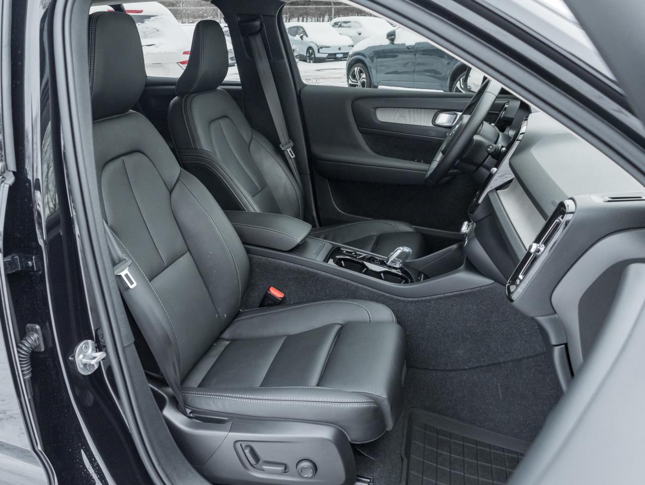 2024 Volvo XC40 B5 AWD Ultimate Dark Theme  TRADE IN  VOLVO CPO Photo