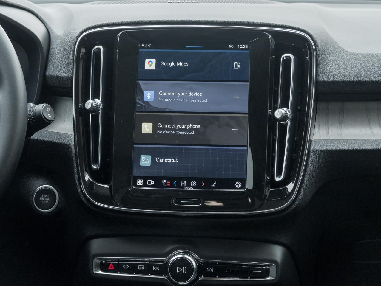 2024 Volvo XC40 B5 AWD Ultimate Dark Theme  TRADE IN  VOLVO CPO Photo