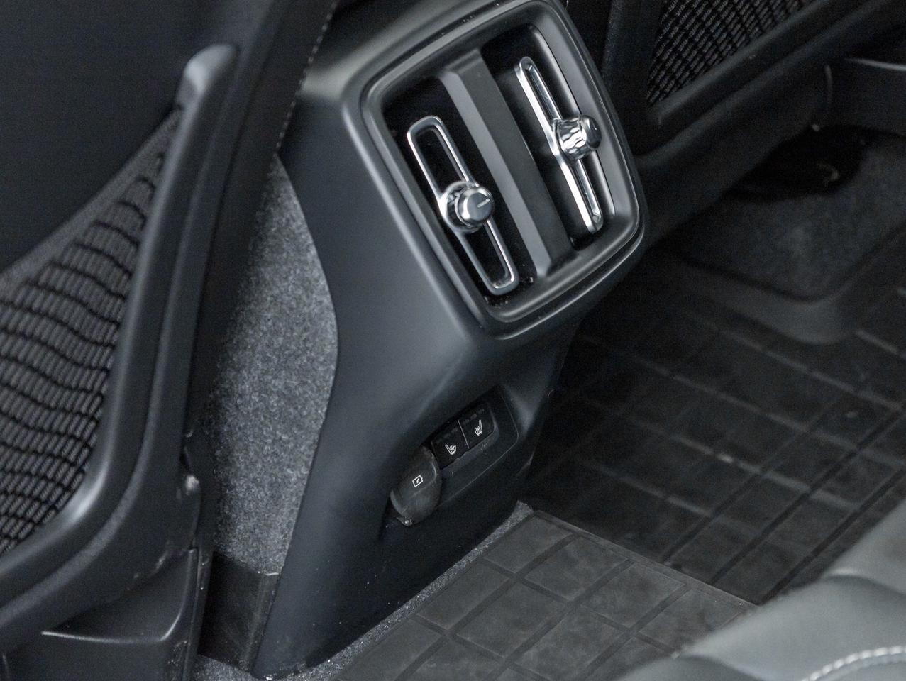 2024 Volvo XC40 B5 AWD Ultimate Dark Theme TRADE IN NEW TIRES CPO Photo