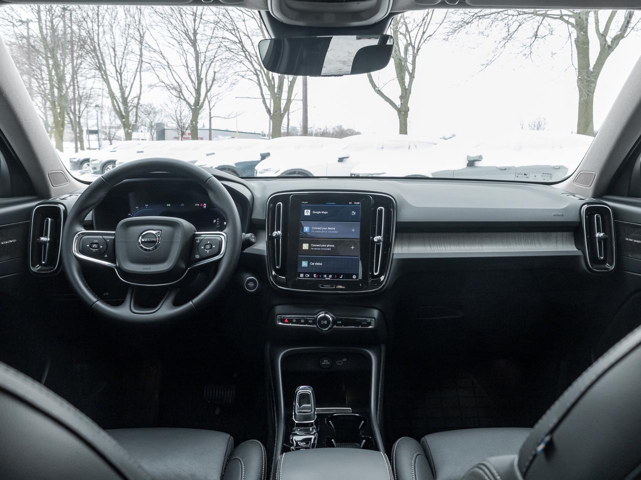 2024 Volvo XC40 B5 AWD Ultimate Dark Theme TRADE IN NEW TIRES CPO Photo
