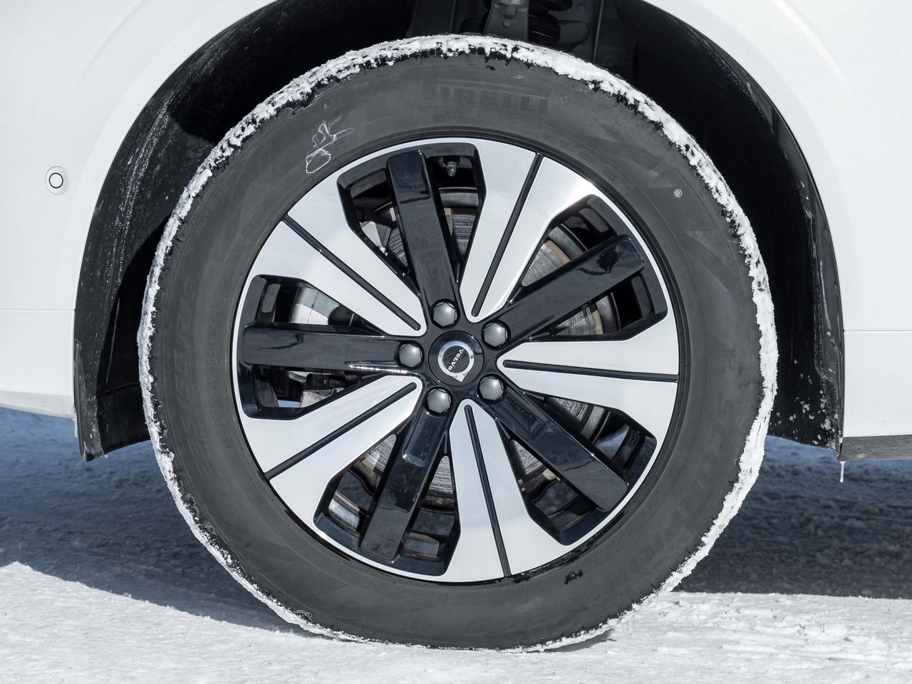 2025 Volvo XC60 Plug-In Hybrid T8 AWD Plus Dark Theme  CPO FINANCE RATE FR 3.49%* Photo3