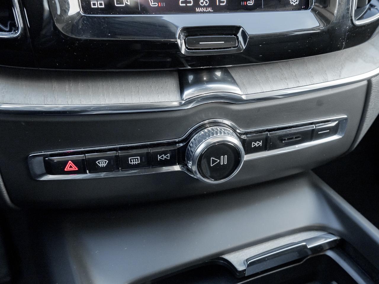 2025 Volvo XC60 Plug-In Hybrid T8 AWD Plus Dark Theme  CPO FINANCE RATE FR 3.49%* Photo
