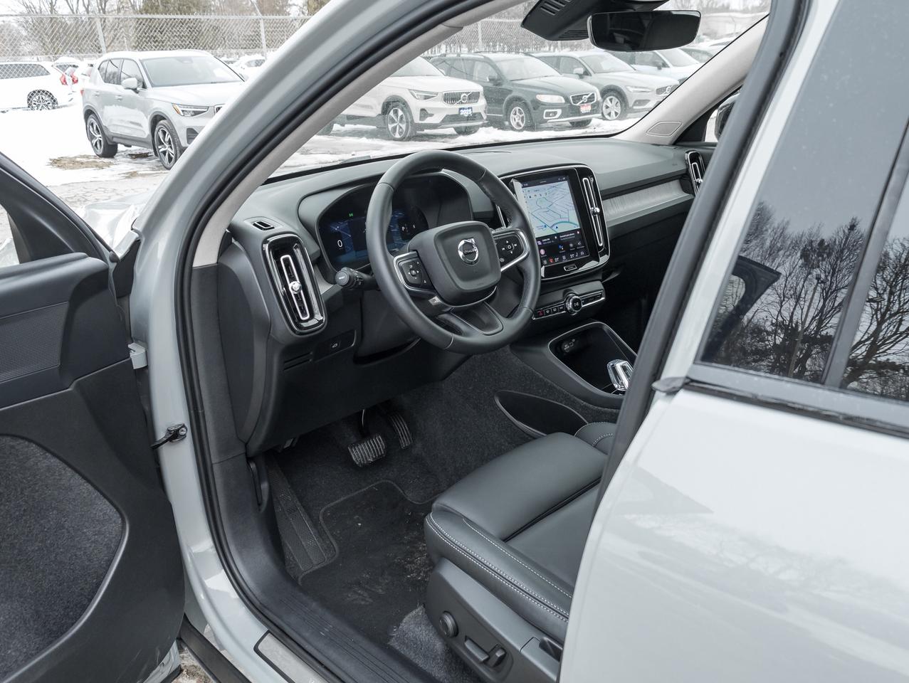 2025 Volvo XC40 B5 AWD PLUS  CPO FINANCE RATE 3.49%(24M)-4%*(84M) Photo