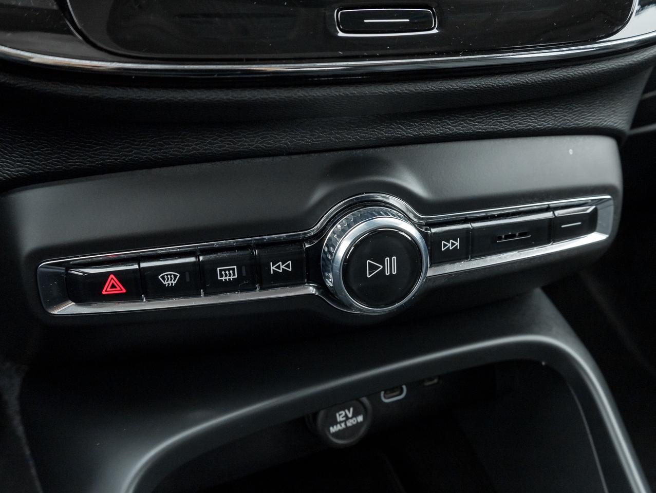 2025 Volvo XC40 B5 AWD PLUS  CPO FINANCE RATE 3.49%(24M)-4%*(84M) Photo