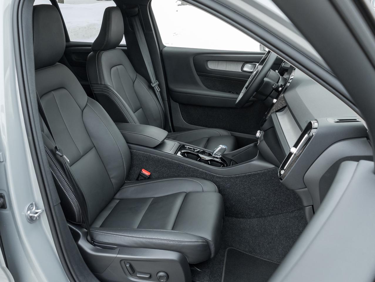2025 Volvo XC40 B5 AWD PLUS  CPO FINANCE RATE 3.49%(24M)-4%*(84M) Photo