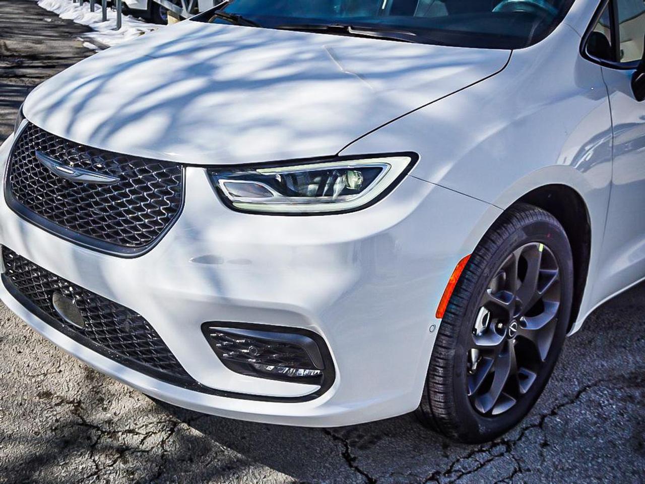 2026 Chrysler Pacifica  Photo4