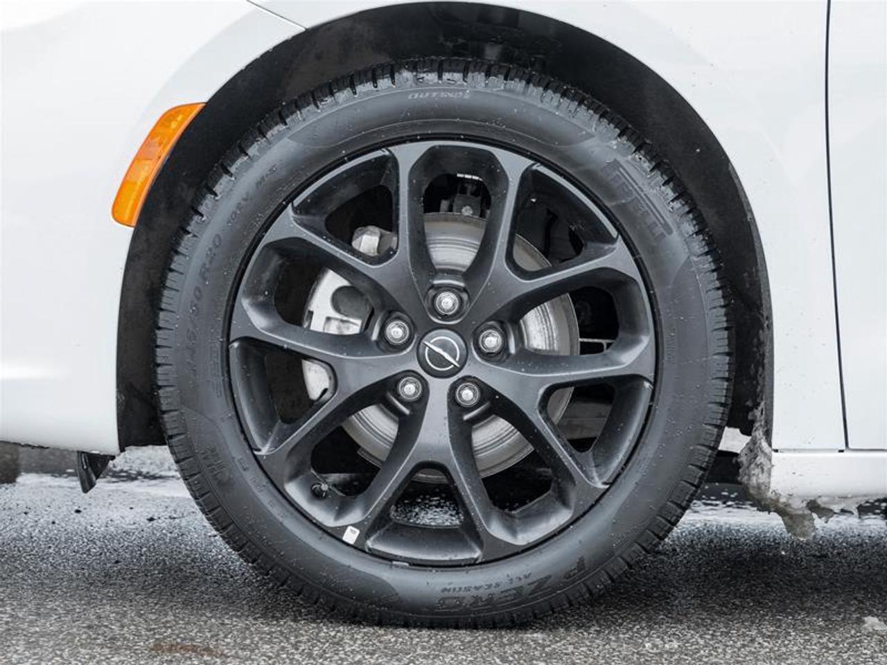 2025 Chrysler Pacifica Limited Front-Wheel Drive Passenger Van Photo