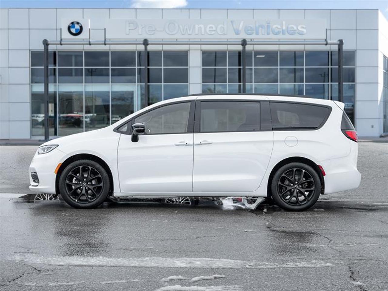 2025 Chrysler Pacifica Limited Front-Wheel Drive Passenger Van Photo3
