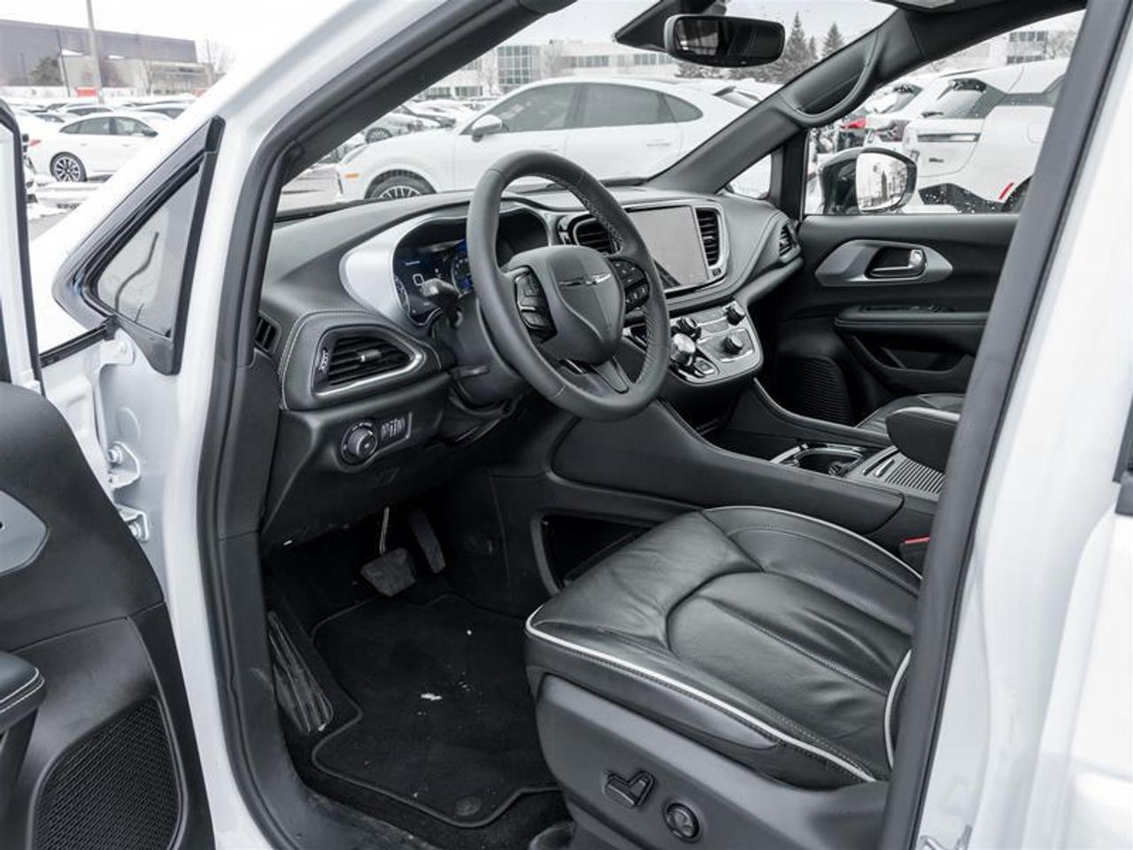 2025 Chrysler Pacifica Limited Front-Wheel Drive Passenger Van Photo