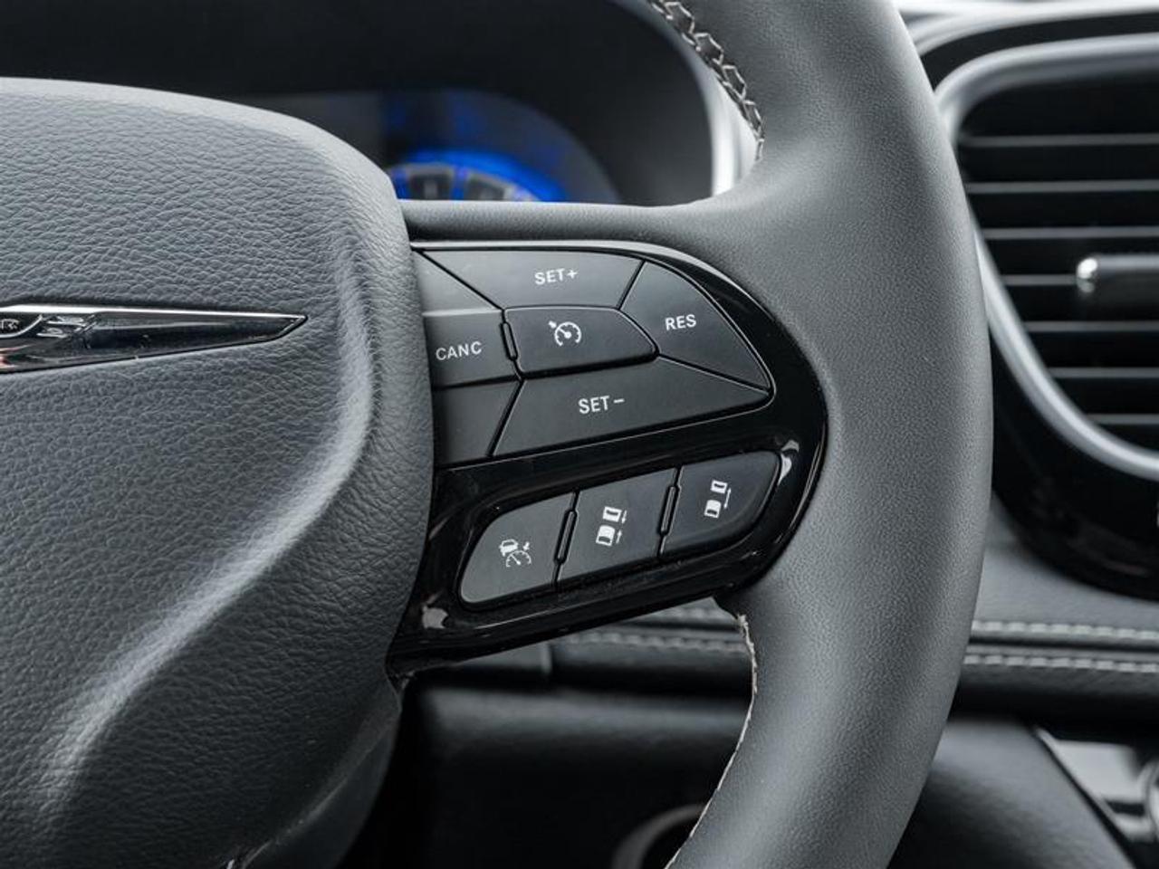 2025 Chrysler Pacifica Limited Front-Wheel Drive Passenger Van Photo