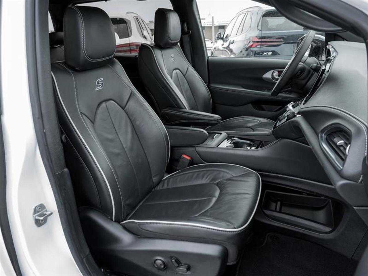 2025 Chrysler Pacifica Limited Front-Wheel Drive Passenger Van Photo