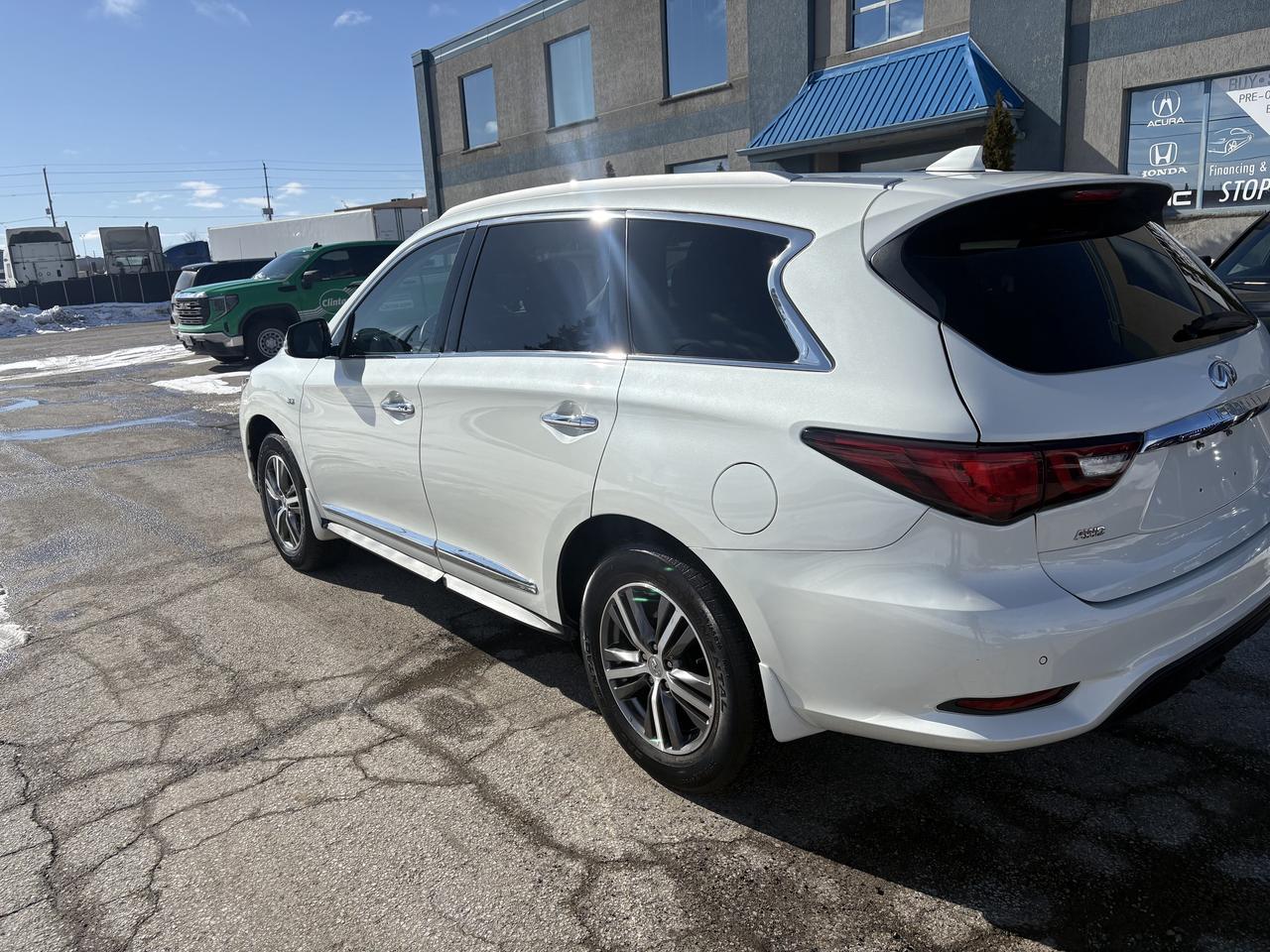 2020 Infiniti QX60 Essential AWD -Ltd Avail- Photo4