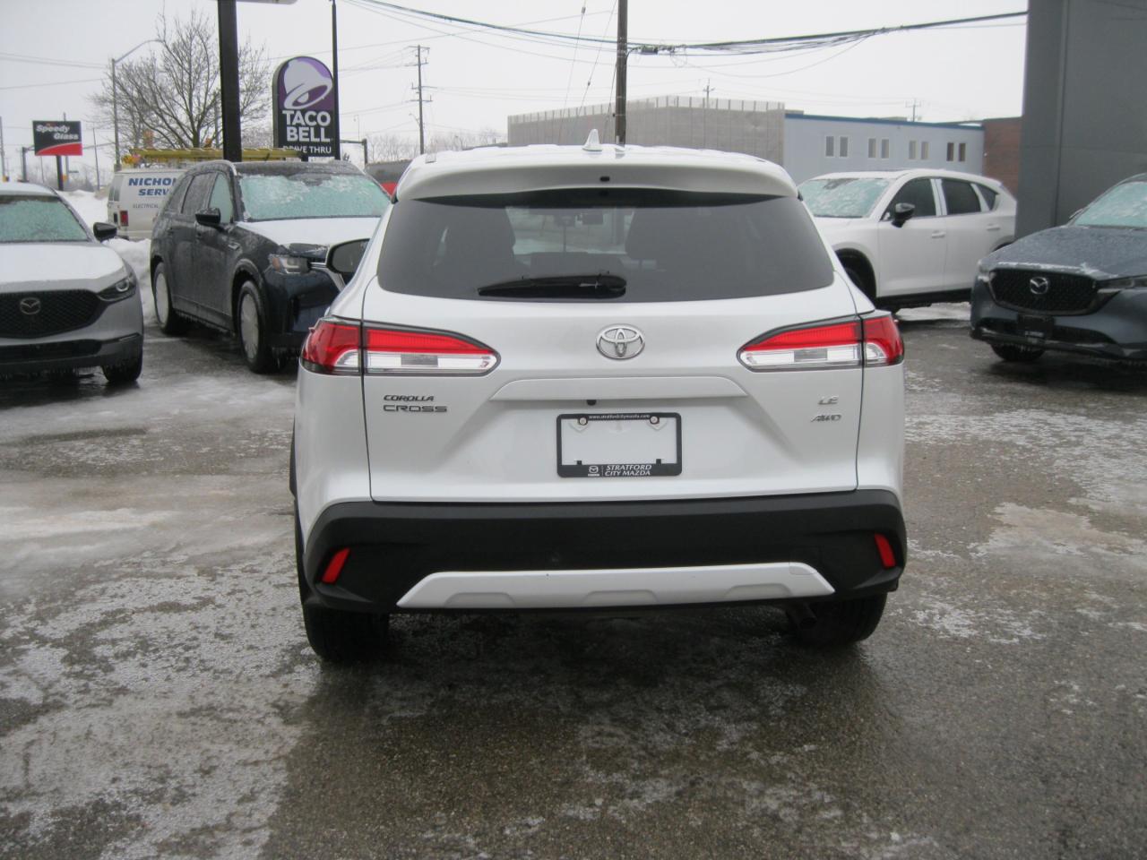 2022 Toyota Corolla Cross LE 4dr All-Wheel Drive Photo4