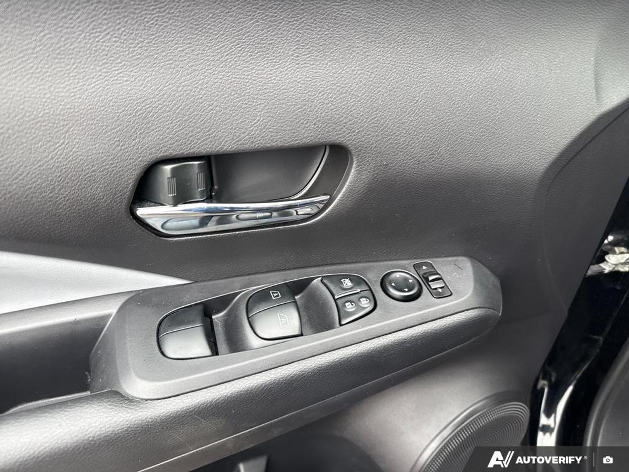 2024 Nissan Kicks SR BACKUP CAM   BLUETOOTH   HTD SEATS   KETLESS EN Photo