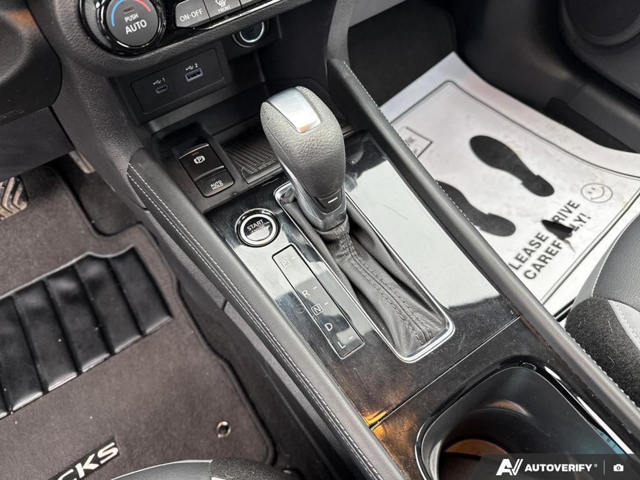 2024 Nissan Kicks SR BACKUP CAM   BLUETOOTH   HTD SEATS   KETLESS EN Photo